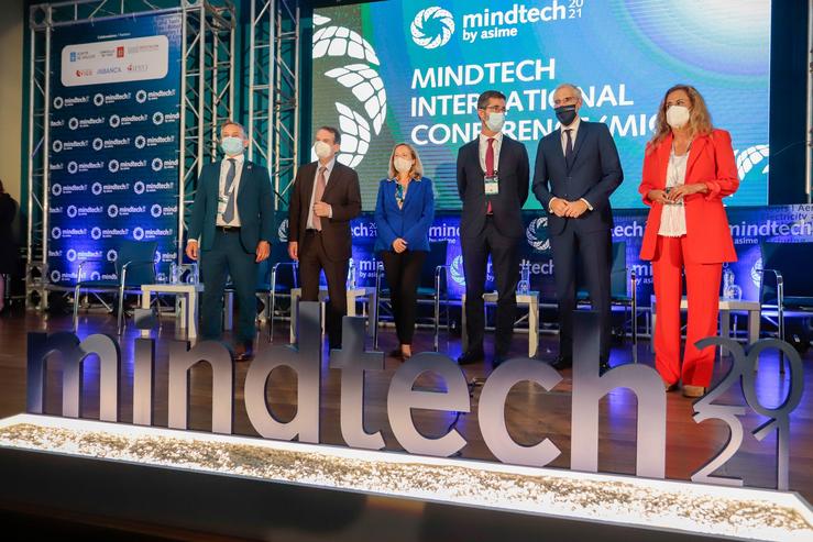 A vicepresidenta económica do Goberno central,  Nadia Calviño, xunto ao seu homólogo da Xunta, Francisco Conde, e autoridades locais de Vigo, abren a xornada Mindtech International Conference, na feira Mindtech 2021.. XUNTA DE GALICIA 