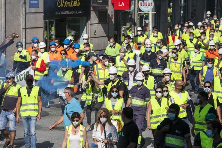Imaxe de arquivo de varios traballadores de Ence percorrendo as rúas para protestar contra o peche da pasteira de Lourizán. Beatriz Ciscar - Europa Press - Arquivo