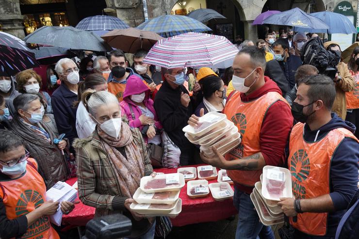 Acción sindical convocada por UUAA (Unions Agrarias) de denuncia da situación que atravesan os gandeiros de carne de Galicia. Reparten pezas de carne en bandexas. Praza do Toural.. ÁLVARO BALLESTEROS / EUROPA PRESS / Europa Press