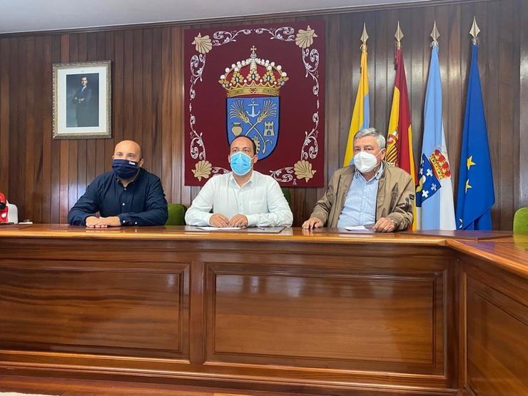 O  secretario de Organización do PSdeG provincial, José Manuel Lage; o coordinador comarcal do partido, José Antonio Viña, e o alcalde de Malpica, Walter Pardo, nunha rolda de prensa. PSOE / Europa Press