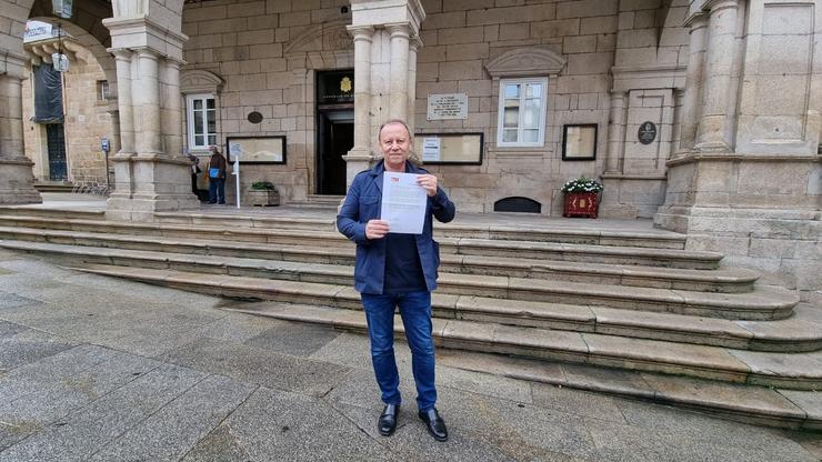 O portavoz local do PSOE de Ourense, Rafael Rodríguez Villarino, co escrito presentado a Jacóme. PSDEG OUNRENSE / Europa Press