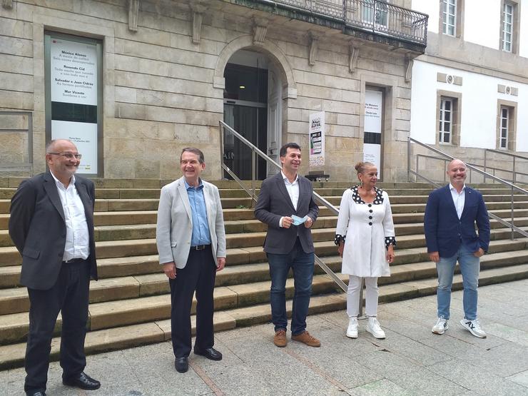 O secretario xeral do PSdeG, Gonzalo Caballero, ante o museo Marco de Vigo, 
