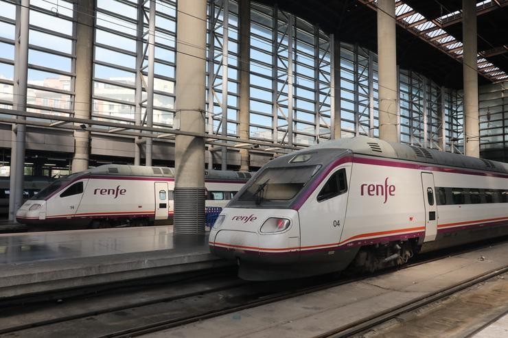 Trens AVE estacionados nunha plataforma na estación Madrid-Puerta de Atocha 