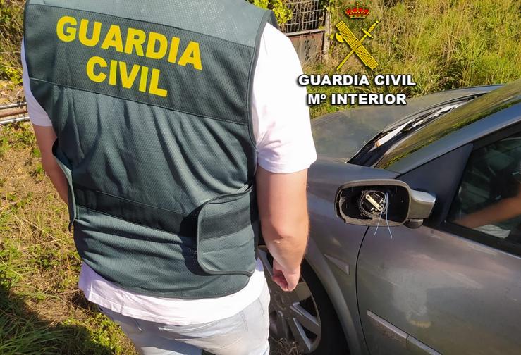 Danos ocasionados a un vehículo polo que foron investigados tres menores de Nigrán (Pontevedra).. GARDA CIVIL / Europa Press