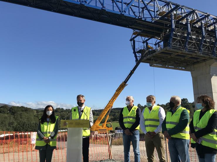 O delegado do Goberno, José Miñones, nunha visita a Palas de Rei para o inicio da colocación do taboleiro do viaduto sobre o río Pambre. DELEGACIÓN DO GOBERNO 