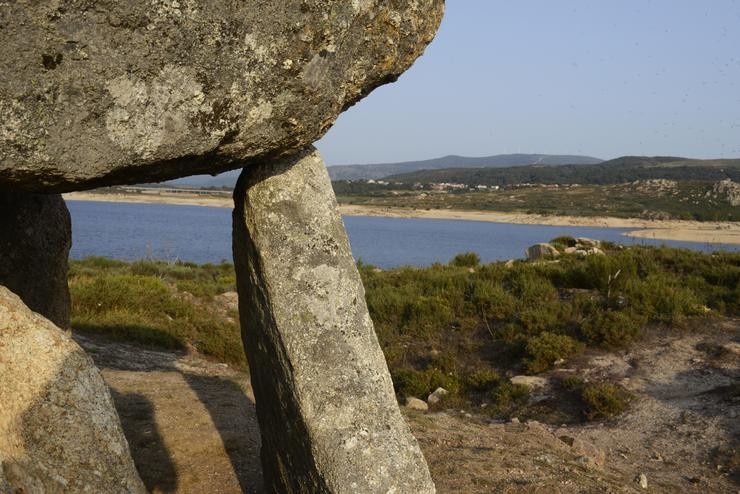 Varias rocas sobre o encoro de Salas na conca Miño-Sil, a 24 de agosto de 2021, en Galicia, (España). En Salas -en Ourense-, os informes da Xunta de Galicia indican que o seu actual nivel de ocupación é do 27,3%. No caso de Portas a súa capacidade. Rosa Veiga - Europa Press 