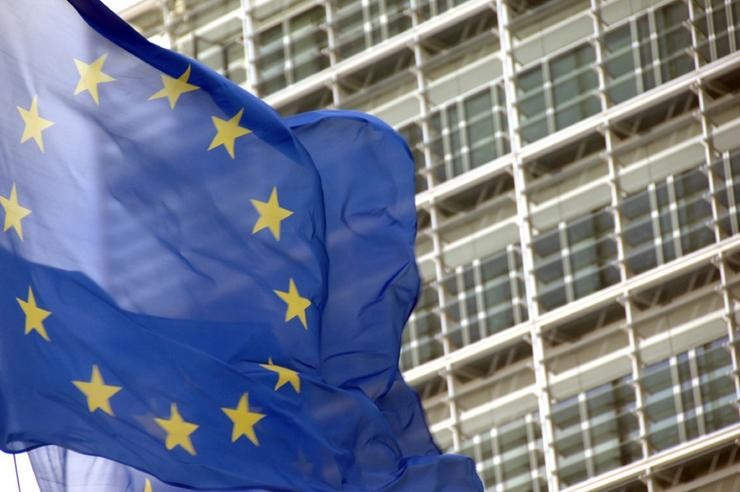 Bandeira da UE fronte á sede da Comisión Europea 