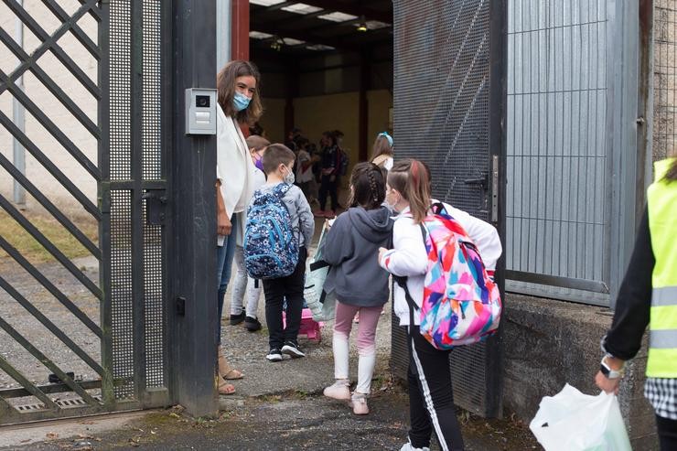 Varios nenos e nenas entran ao CEIP Manuel Mallo de Nadela, durante o primeiro día do curso escolar 2021-2022 .. Carlos Castro - Europa Press / Europa Press