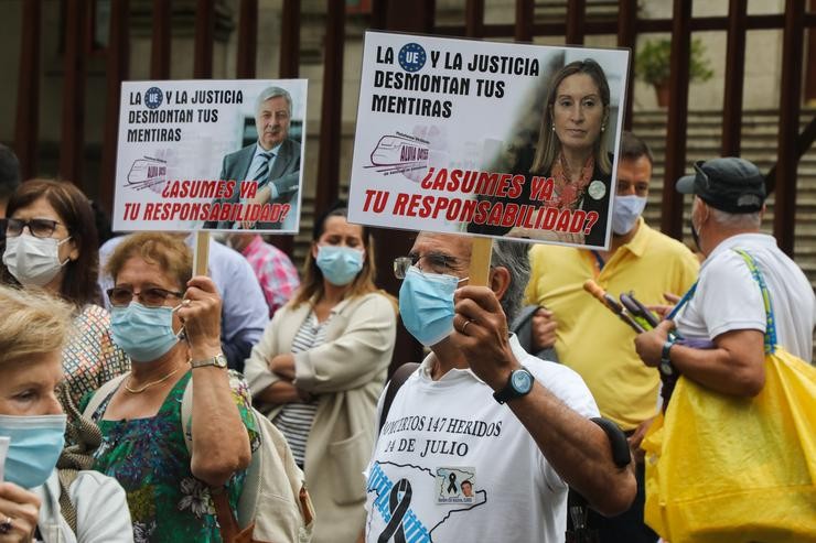 Arquivo - Vítimas e familiares do accidente ferroviario de Angrois (Santiago), durante unha manifestación para reclamar unha investigación independente sobre as causas do sinistro ferroviario, a 24 de xullo de 2021, en Santiago de Compostela. César Arxina - Europa Press - Arquivo / Europa Press