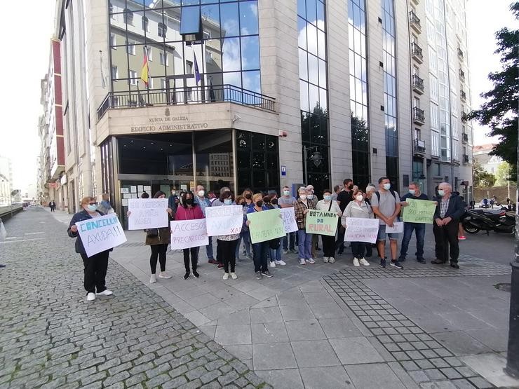 Veciños das Somozas (A Coruña) protestan diante da Xunta para reclamar a 'paralización inmediata' da canteira de Viñas. 