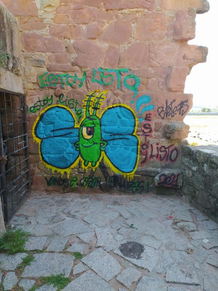 Grafiti realizado no muíño de mareas. CONCELLO DE CAMBADOS 