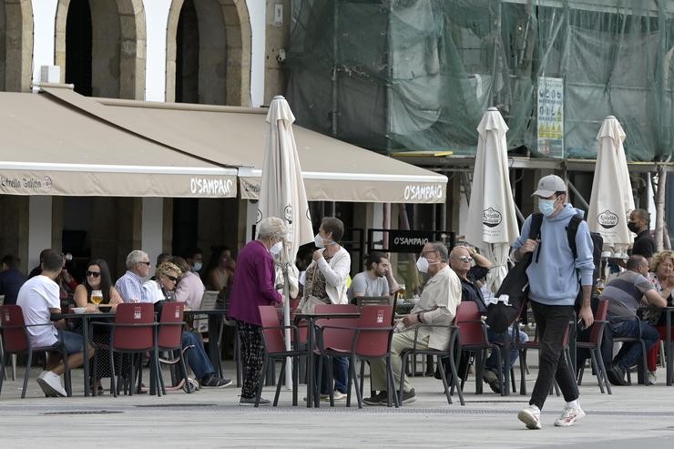 Varias persoas na terraza dun bar, a 18 de setembro de 2021, na Coruña / M. Dylan