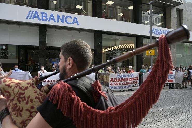 Unha persoa toca a gaita durante a manifestación contra o peche de oficinas da entidade Abanca ante a súa sede na Coruña, a 2 de setembro de 2021 / M. Dylan - Europa Press.