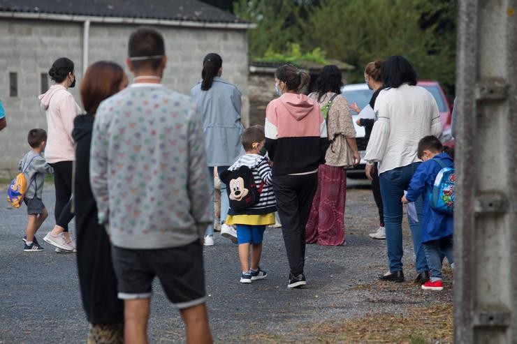 Varios nenos e nenas, acompañados dos seus familiares, esperan a entrar ao CEIP Manuel Mallo de Nadela, no primeiro día do curso escolar 2021-2022 en Educación Infantil e Primaria / Carlos Castro - Europa Press