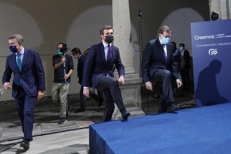 (I-D) O presidente da Xunta, Alberto Núñez Feijóo; o líder do PP, Pablo Casado; e o expresidente Rajoy, á súa chegada á Convención Nacional do PP celebrada en Santiago de Compostela.. Álvaro Ballesteros - Europa Press / Europa Press