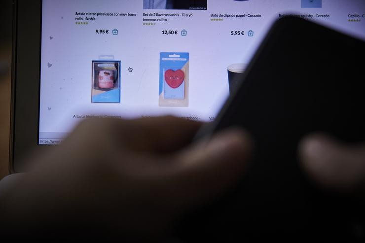 Un internauta compra agasallos nun portal onlie/ Jesús Hellín - Europa Press - Arquivo