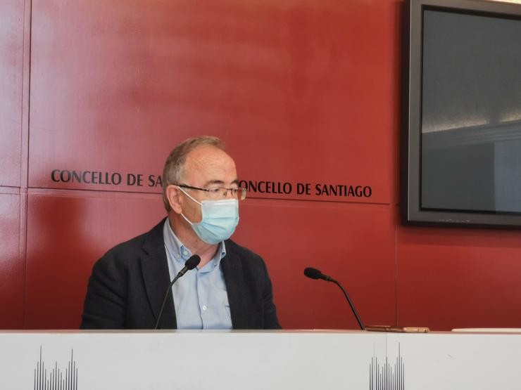 O alcalde de Santiago de Compostela, Xosé Sánchez Bugallo, en rolda de prensa 