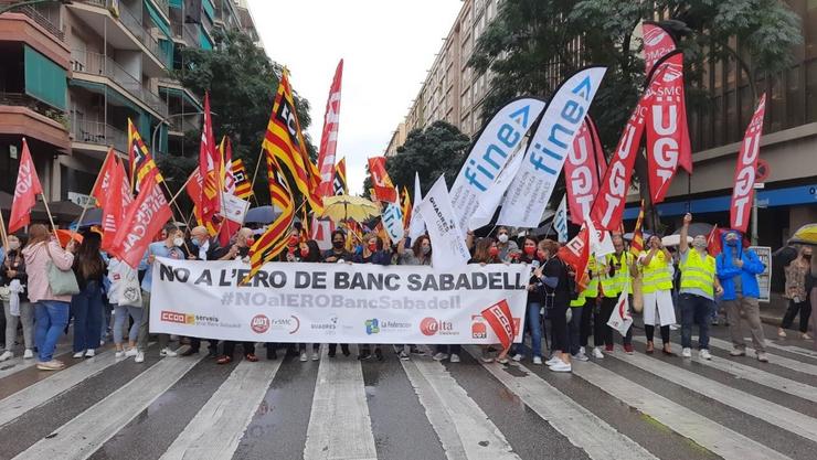 Concentración de traballadores de Banco Sabadell en Sabadell para protestar polo ERE.. UXT BANCO SABADELL 