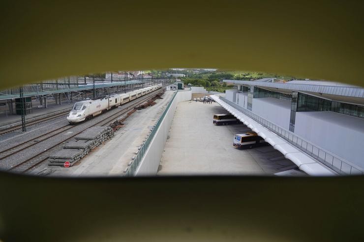 A chegada dun tren, desde o interior da nova estación intermodal de Santiago de Compostela 