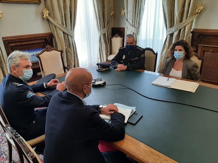 A subdelegada do Goberno na Coruña, María Rivas, reúnese co concelleiro de Seguridade Cidadá de Santiago, Gonzalo Muíños.. SUBDELEGACIÓN DO GOBERNO DA CORUÑA