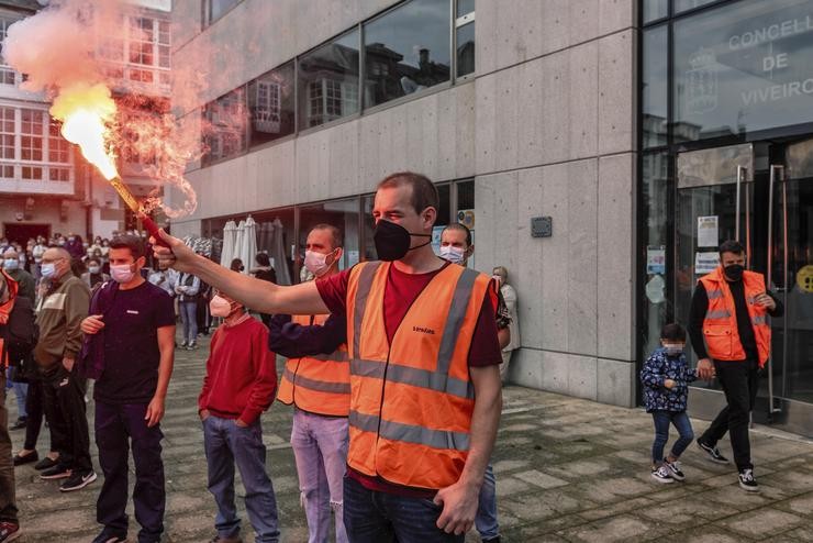 Un home sostén unha bengala nunha concentración de apoio aos traballadores da fábrica de Vestas en Viveiro polo peche inminente da planta, na praza do concello, a 25 de setembro de 2021 / Carlos Castro - Europa Press.