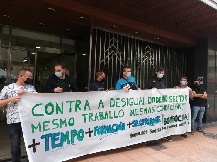 Protesta de bombeiros forestais municipais en Ourense 