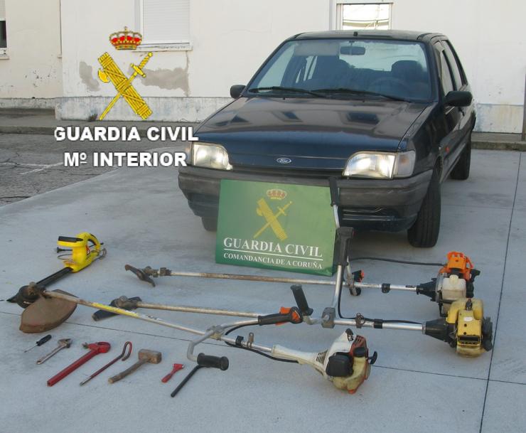 Vehículo e efectos subtraídos recuperados pola Garda Civil en Carballo (A Coruña).. GARDA CIVIL 