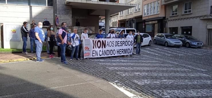 Traballadores despedidos e delgados sindicais ás portas do xulgado de Ferrol.. CEDIDA/EP / Europa Press