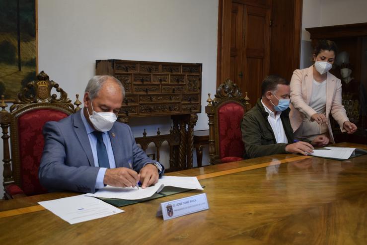 O presidente da Deputación de Lugo, José Tomé, asina o contrato da residencia de Portomarín. DEPUTACIÓN DE LUGO