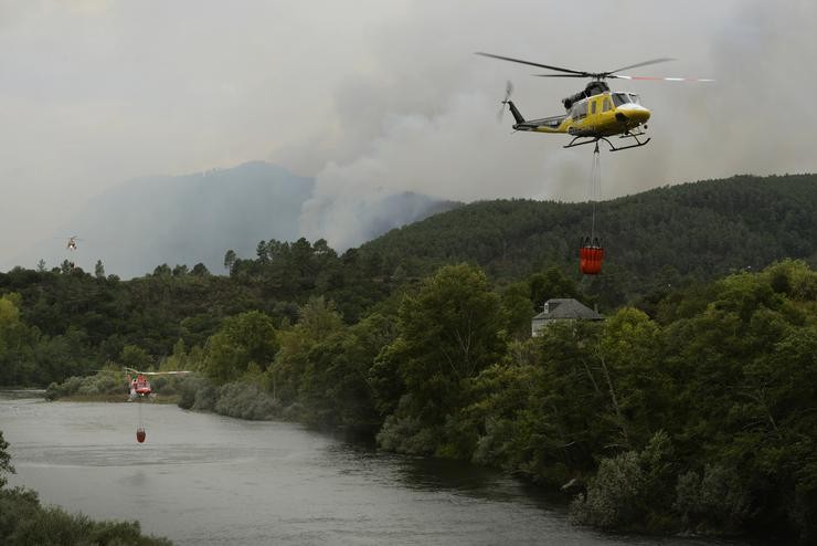 Un helicóptero forestal traballa nas tarefas de extinción de incendios dun lume no municipio de Ribas de Sil, na parroquia homónima, moi próxima a Rairos, a 6 de setembro de 2021, en Ribas de Sil / Rosa Veiga - Arquivo