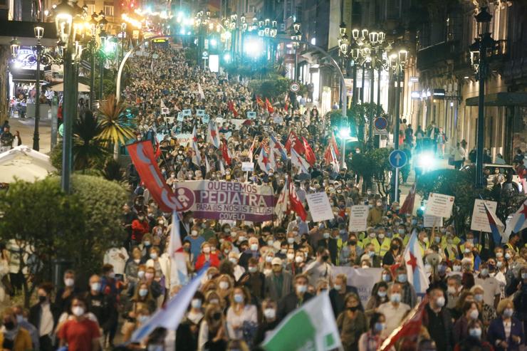 Miles de persoas maniféstanse en Vigo en defensa da sanidade pública e da Atención Primaria, nunha protesta convocada pola Xunta de Persoal do Chuvi, o 30 de setembro de 2021.. Marta Vázquez Rodríguez - Europa Press / Europa Press