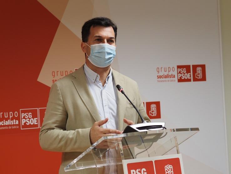 O secretario xeral do PSdeG, Gonzalo Caballero, na rolda de prensa ofrecida este luns na Cámara galega. PSDEG / Europa Press