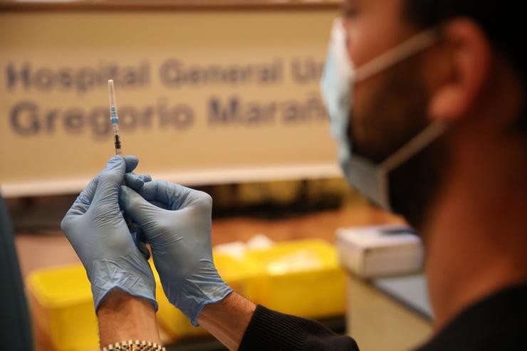 Un sanitario prepara unha vacina contra o coronavirus, no dispositivo posto en marcha nas instalacións do Hospital Xeral Universitario Gregorio Marañón, a 20 de agosto de 2021, en Madrid (España). Case 5 millóns de persoas na Comunidade de. Isabel Infantes - Europa Press