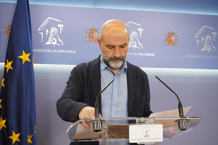 O deputado do BNG no Congreso, Néstor Rego, en rolda de prensa.. BNG 