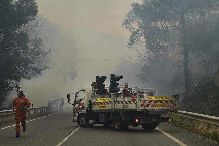 Axentes forestais traballan nas tarefas de extinción de incendios dun lume no municipio de Ribas de Sil, na parroquia homónima, moi próxima a Rairos, a 6 de setembro de 2021, en Ribas de Sil, Lugo, Galicia (España). Este novo incendio, o se. Rosa Veiga - Europa Press
