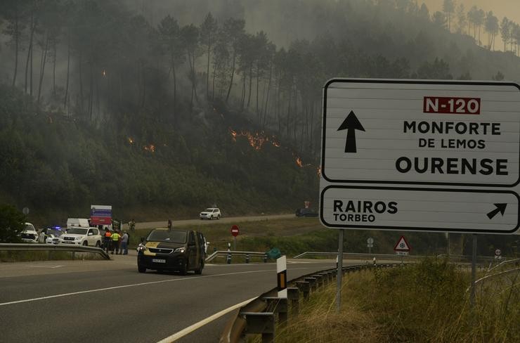 Condutores de coches atravesan os incendios dun lume no municipio de Ribas de Sil, na parroquia homónima, moi próxima a Rairos, a 6 de setembro de 2021, en Ribas de Sil, Lugo, Galicia (España). Rosa Veiga - Europa Press / Europa Press