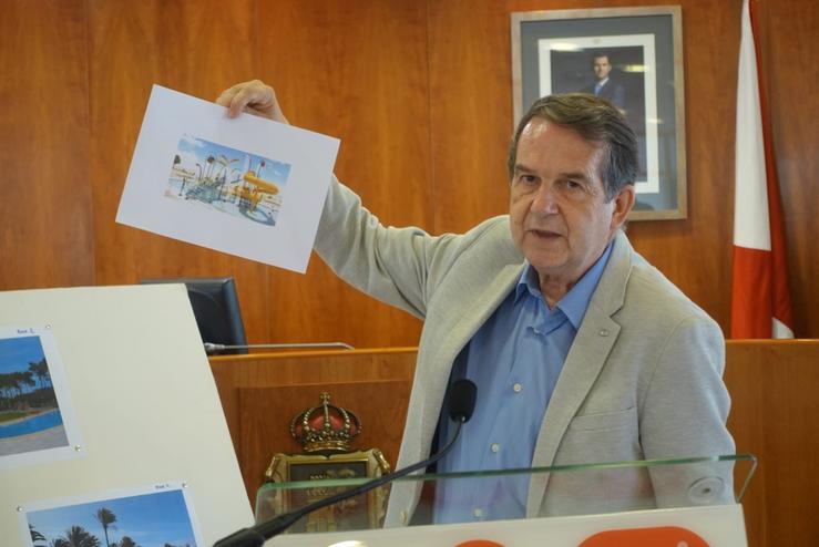 O alcalde de Vigo, Abel Caballero, presenta en rolda de prensa o proxecto para converter as piscinas de Samil nun "gran parque acuático".. CONCELLO DE VIGO