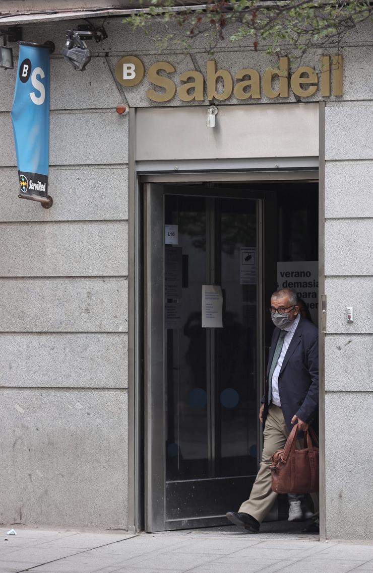 Un home sae dunha sucursal de banco Sabadell,  a 2 de setembro de 2021, en Madrid (España). Banco Sabadell propuxo aos sindicatos un plan de axuste do seu persoal que contempla o despedimento de 1.900 empregados co fin da procura dun m. Eduardo Parra - Europa Press / Europa Press