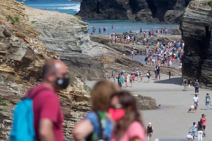 Turistas pasean pola praia das Catedrais / Carlos Castro - Arquivo