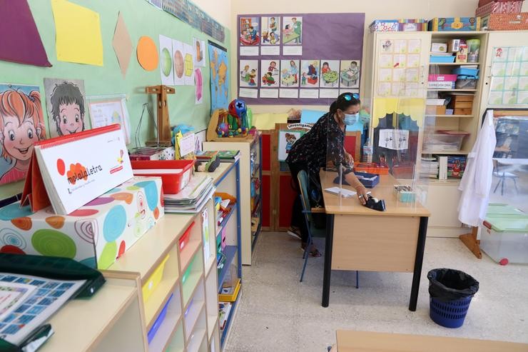 Unha profesora prepara a documentación do inicio do curso escolar. Álex Zea - Europa Press - Arquivo