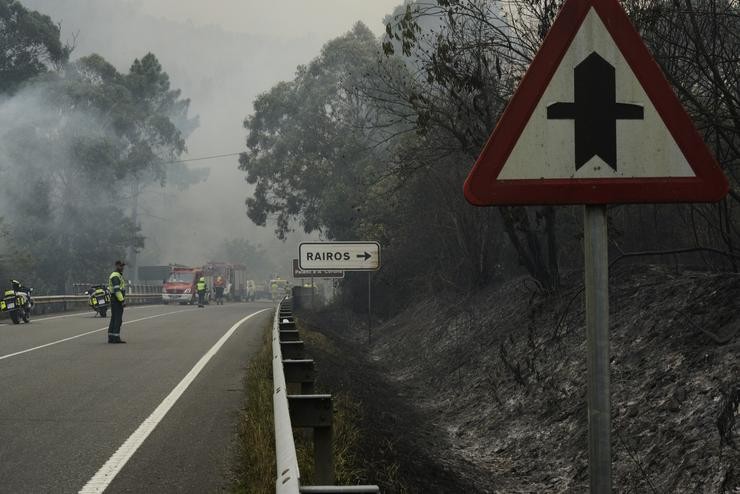Axentes forestais traballan nas tarefas de extinción de incendios dun lume no municipio de Ribas de Sil, na parroquia homónima, moi próxima a Rairos, a 6 de setembro de 2021, en Ribas de Sil, Lugo, Galicia (España). Este novo incendio, o se. Rosa Veiga - Europa Press 