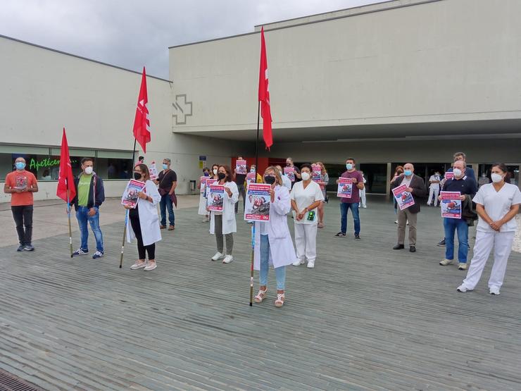 Concentración ante os hospitais galegos convocada pola CIG para reclamar a recuperación dos 'sueldoso roubados'. CIG 