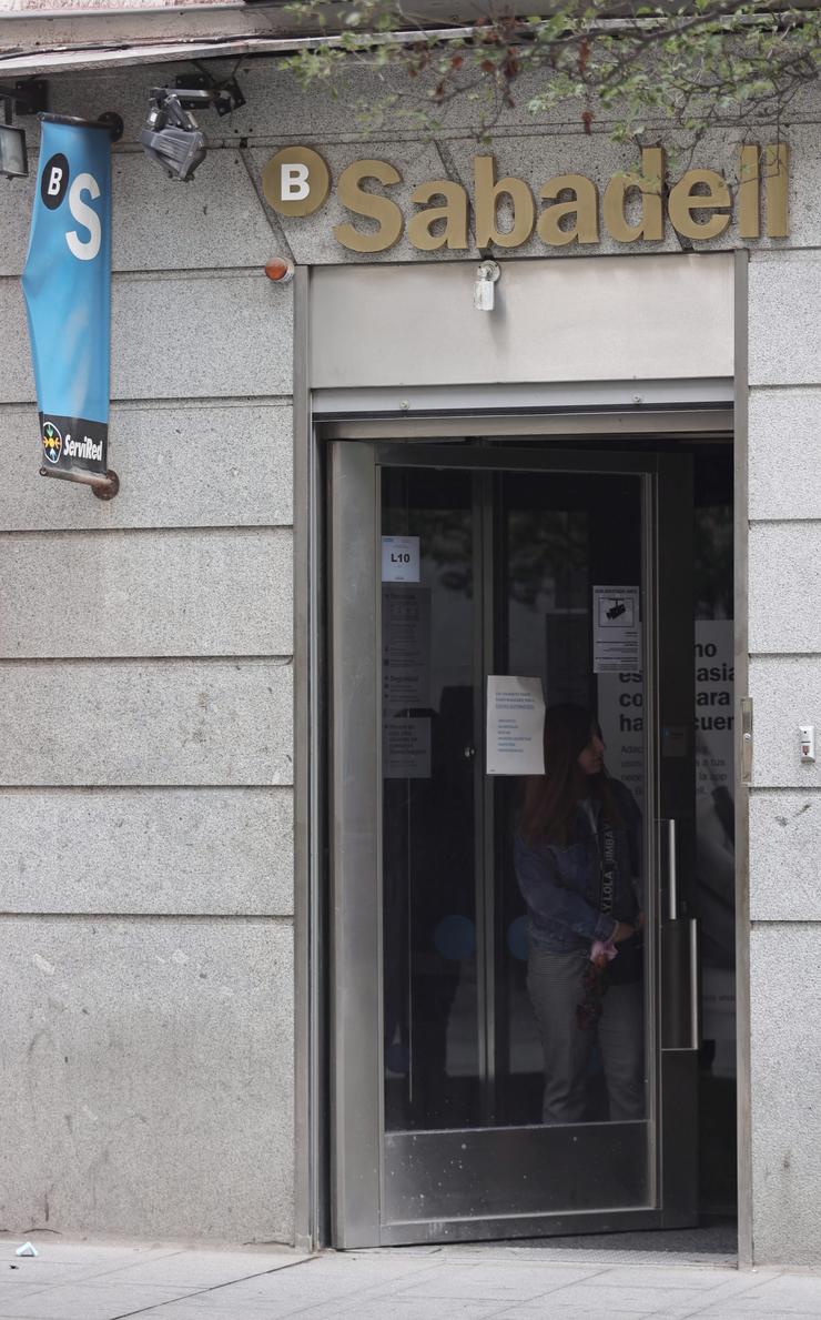 A entrada dunha sucursal de Banco Sabadell, a 2 de setembro de 2021, en Madrid (España). Banco Sabadell propuxo aos sindicatos un plan de axuste do seu persoal que contempla o despedimento de 1.900 empregados co fin da procura dunha maior. Eduardo Parra - Europa Press / Europa Press