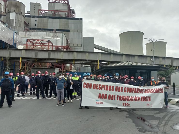 Traballadores da industria auxiliar e delegados sindicais celebran unha protesta ante Endesa. CCOO 