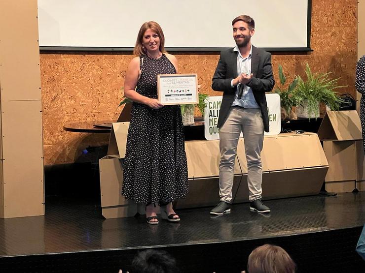 Cristina Cid, a alcaldesa de Allariz, recollendo o premio. Foto: Prensa Concello de Allariz.