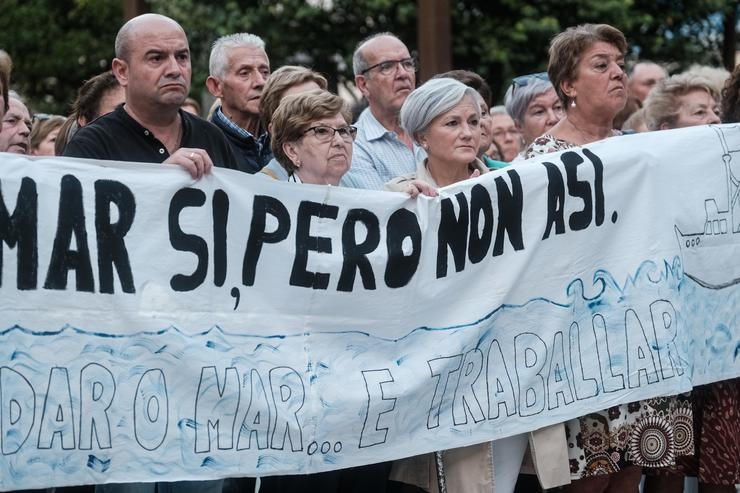 Un grupo de persoas protesta contra o veto á pesca na praza do Concello, a 8 de outubro de 2022, en Ribeira, A Coruña, Galicia (España).. César Arxina - Europa Press 