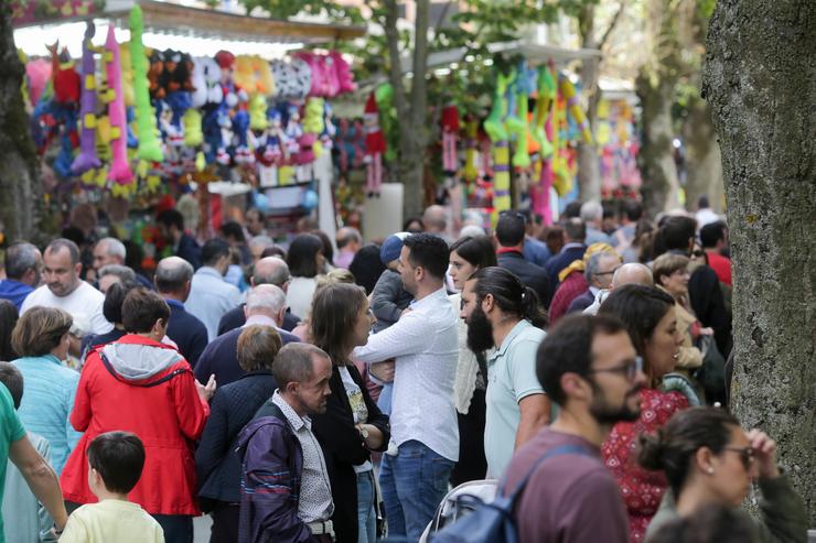 Numerosas persoas visitan a feira durante a celebración do Domingo dás Mozas durante as Festas de San Froilán, a 9 de outubro de 2022, en Lugo, Galicia, (España).. Carlos Castro - Europa Press 