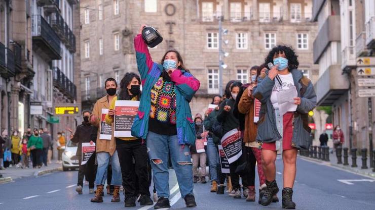 Aranxa Vicens (á dereita) nunha manifestación en Santiago de Compostela / remitida