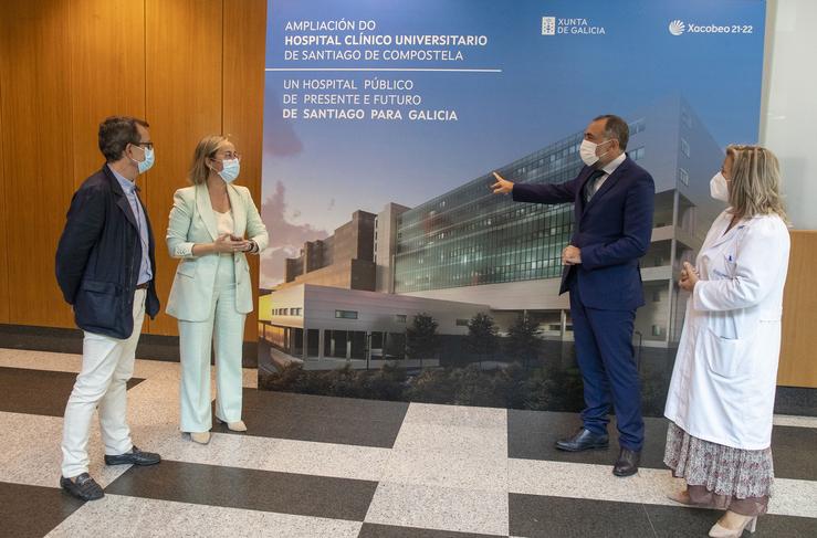 A conselleira de Infraestruturas e Mobilidade, Ethel Vázquez, e o conselleiro de Sanidade, Xullo García Comesaña, presentan á comunidade sanitaria o proxecto da ampliación do Hospital Clínico Universitario de Santiago de Compostela.. XUNTA - CONCHI PAZ 