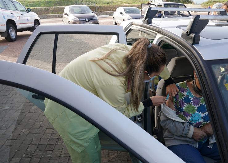 Unha muller se vacúa nun coche da cuarta dose de Pfizer na Cidade da Cultura de Santiago de Compostela.. Álvaro Ballesteros - Europa Press / Europa Press